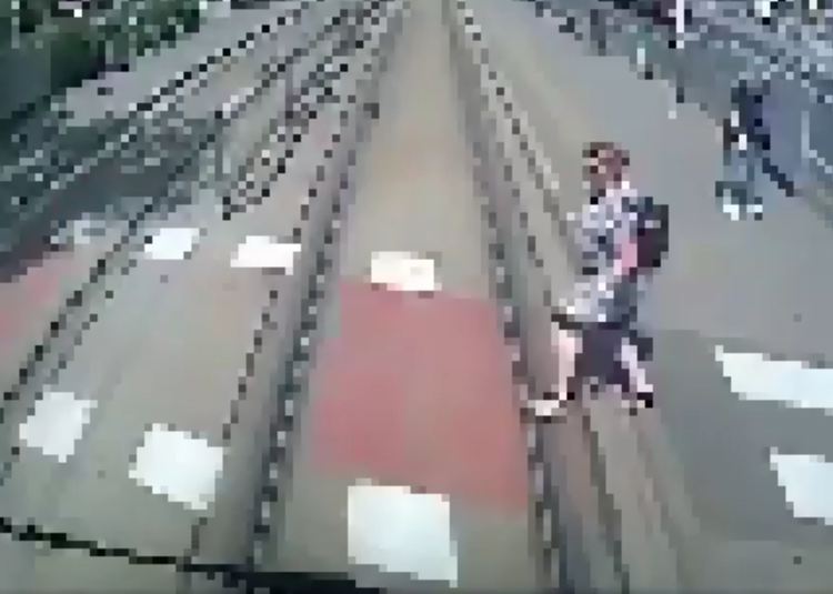 52-latka wbiegła prosto pod tramwaj. MPK opublikowało film ku przestrodze [ZOBACZ], 0