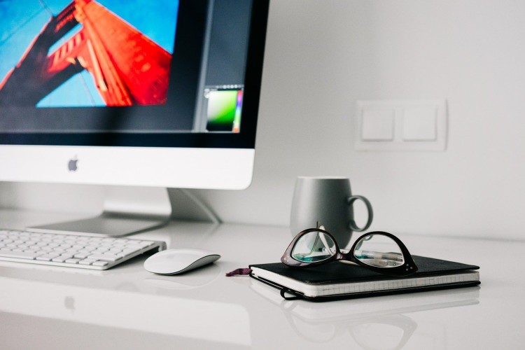 Ergonomiczne biurko regulowane - dopasuj wysokość blatu biurka i ciesz się komfortem pracy, pixabay.com