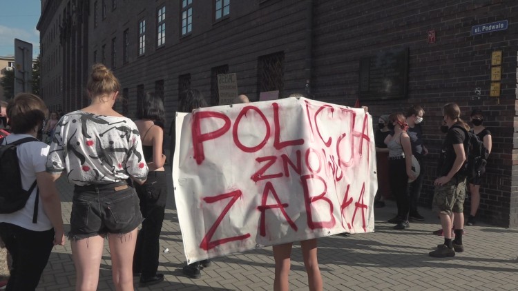 „Policja znów zabiła”. Protest anarchistów przed komendą we Wrocławiu [WIDEO, ZDJĘCIA], Karolina Stachera