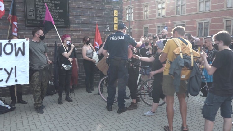 „Policja znów zabiła”. Protest anarchistów przed komendą we Wrocławiu [WIDEO, ZDJĘCIA], Karolina Stachera