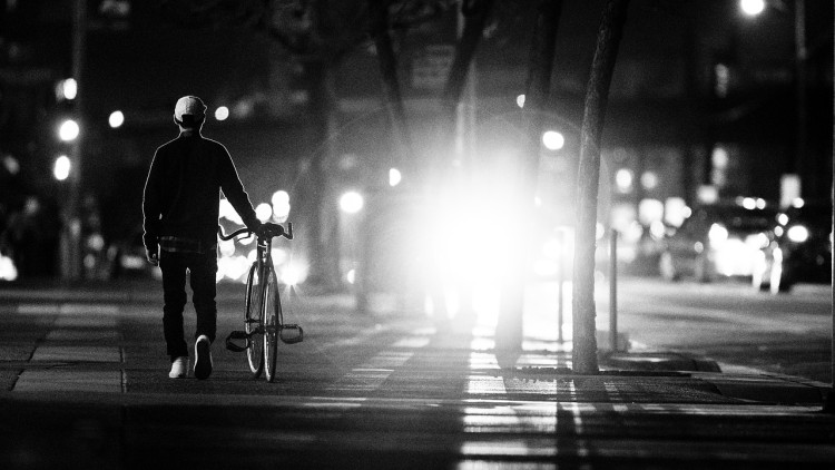 Jechał na rowerze bez świateł. Teraz grozi mu więzienie!, pixabay.com