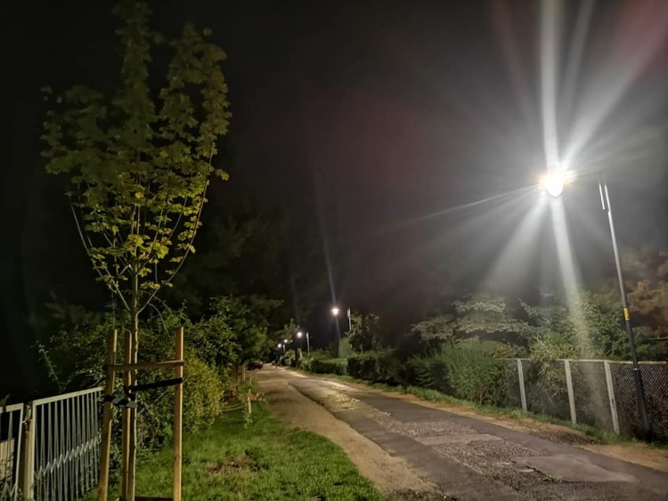 Ulica Smętna doświetlona. Nowe, stylowe lampy przy drodze na cmentarz, UM Wrocław