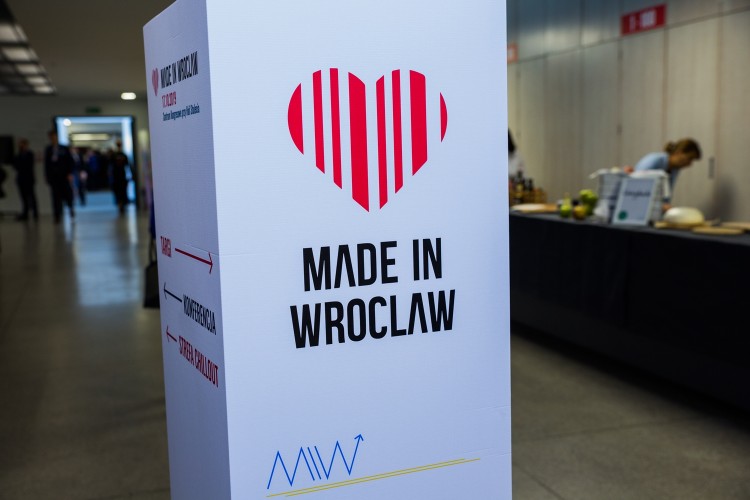 Wpływ sztucznej inteligencji na firmy, miasta i społeczeństwa. Made in Wroclaw 2021, 0