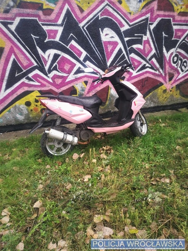Wrocław: Policjanci odzyskali różowy skuter, KMP we Wrocławiu