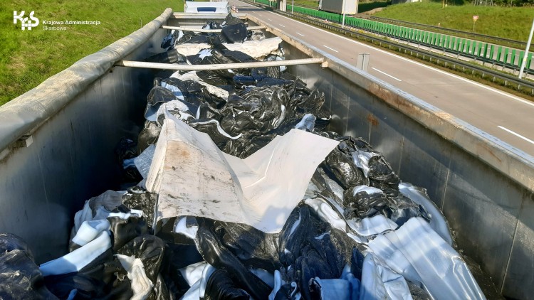 Kolejna nielegalna partia odpadów miała trafić do Polski [ZDJĘCIA, WIDEO], Krajowa Administracja Skarbowa