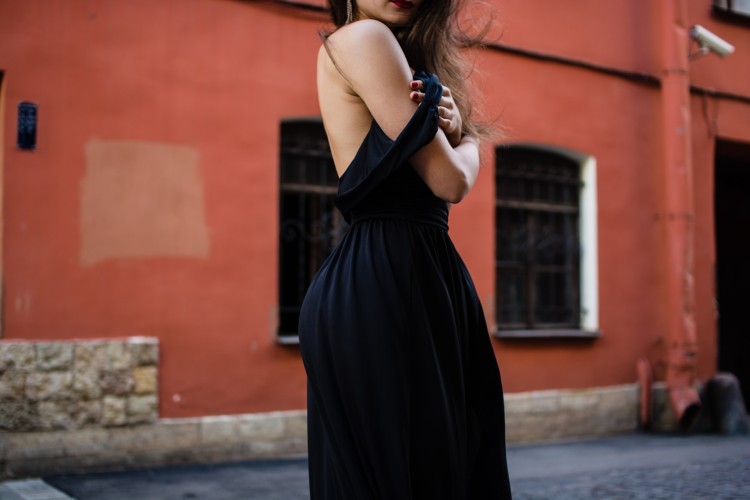 Czarna sukienka na wesele – jak ją najlepiej wystylizować?, 0