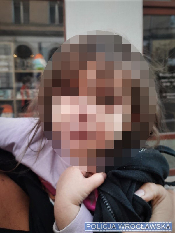 Wrocław: Mała dziewczynka błąkała się po mieście. Policja znalazła matkę, KMP we Wrocławiu