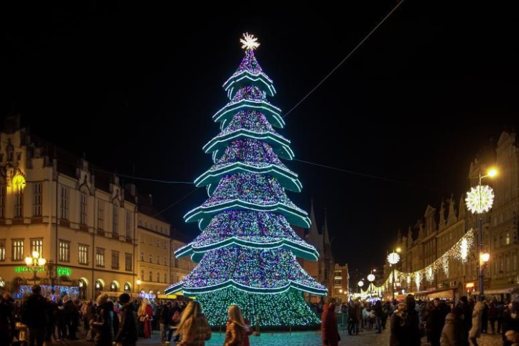 Boże Narodzenie już w listopadzie. Rusza montaż świątecznych ozdób, UM Wrocławia