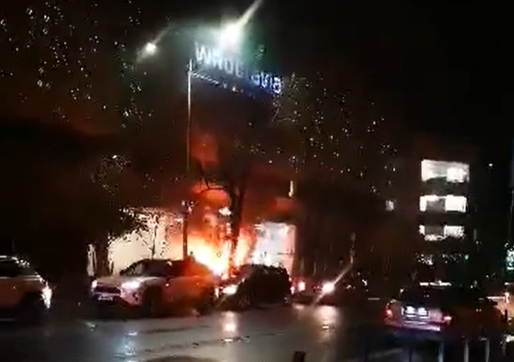 Wrocław: Pożar przy wyjeździe z Wroclavii. Zobacz zdjęcia i film, Damian Bokszczanin