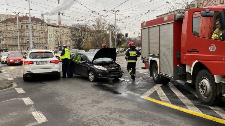 Wrocław: Wypadek na Pomorskiej. Auto uderzyło w kamienicę, pijany kierowca uciekł, m