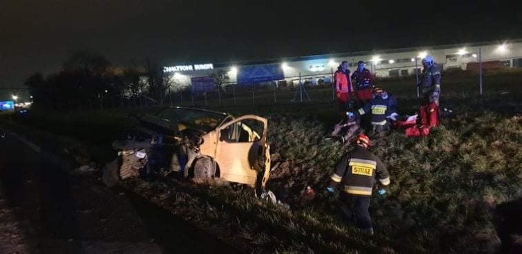 Wypadek na autostradzie A4 pod Wrocławiem. Bus na dachu, OSP Smolec