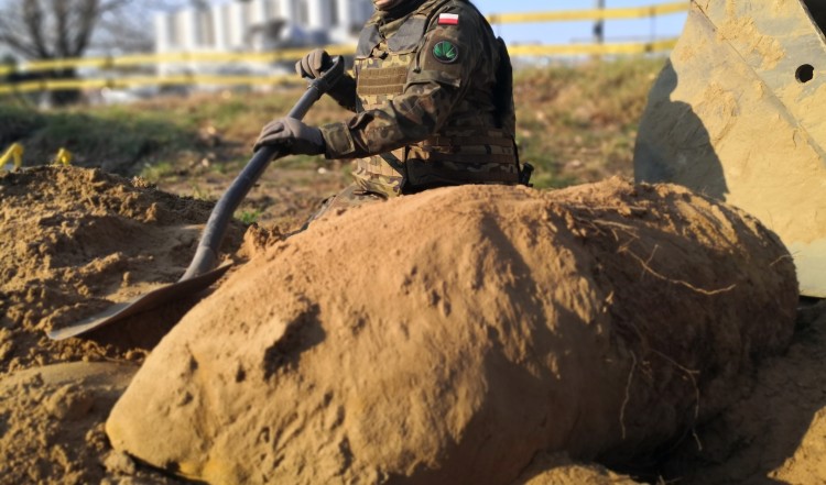 Akcja saperów. Na budowie znaleziono 250-kilogramową bombę [ZDJĘCIA], Centrum Szkolenia Wojsk Inżynieryjnych i Chemicznych