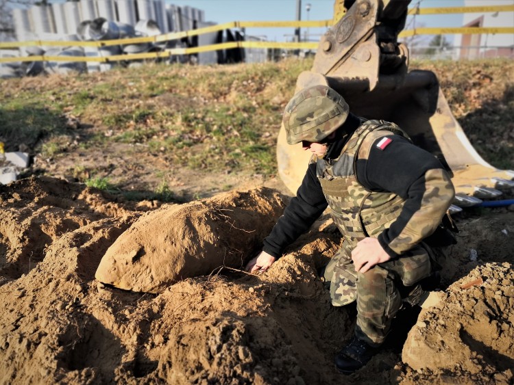 Akcja saperów. Na budowie znaleziono 250-kilogramową bombę [ZDJĘCIA], Centrum Szkolenia Wojsk Inżynieryjnych i Chemicznych