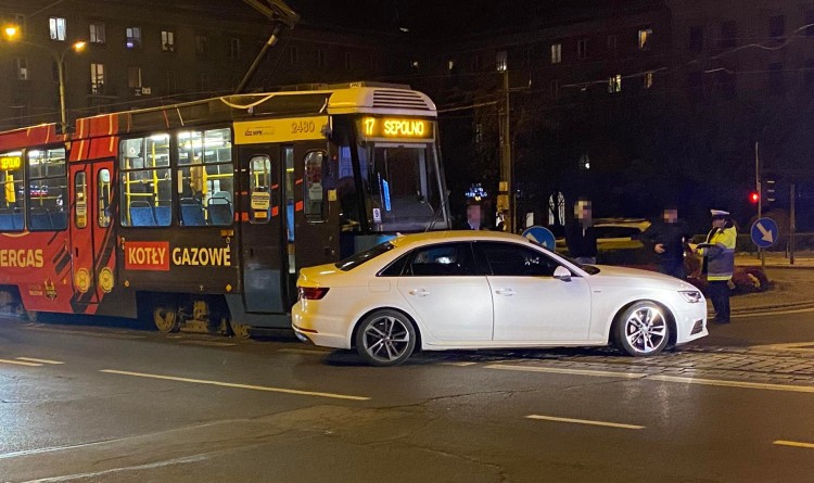 Wrocław: Zderzenie tramwaju z samochodem na Kościuszki [ZDJĘCIA], Julia Bartczak