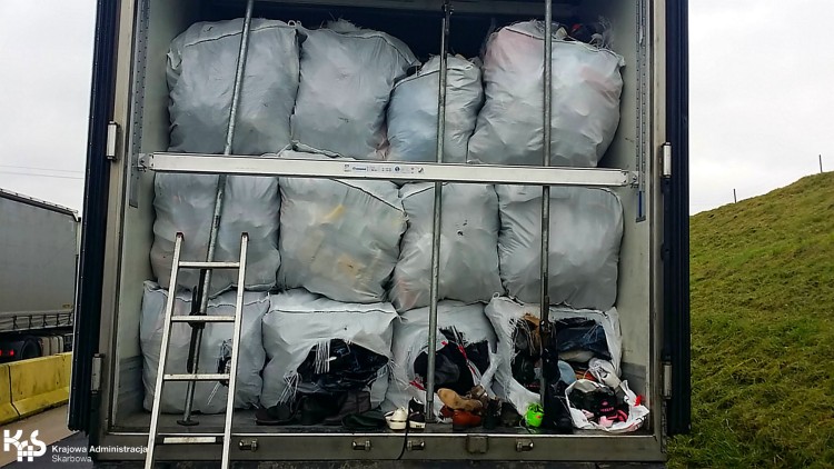 Znów próbowali wwieźć do Polski tony śmieci [ZDJĘCIA], Krajowa Administracja Skarbowa