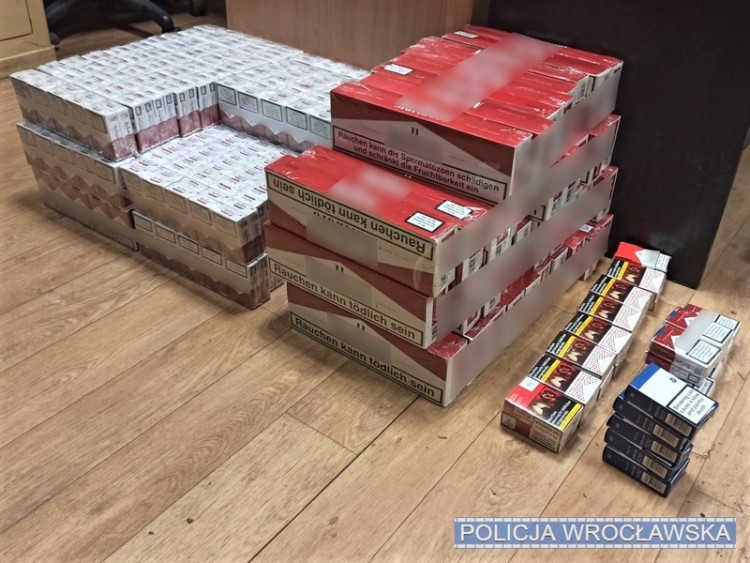 Wrocław: Miał w samochodzie 19 tys. papierosów i dodatkowe 50 kg tytoniu, KMP we Wrocławiu