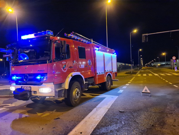 Wypadek pod fabryką LG pod Wrocławiem. BMW i mercedes zniszczone po zderzeniu [ZDJĘCIA], OSP Kobierzyce