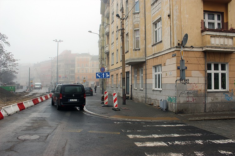 Wrocław: autobusy kursujące objazdem muszą wjeżdżać na chodnik, żeby skręcić [ZDJĘCIA], Jakub Jurek