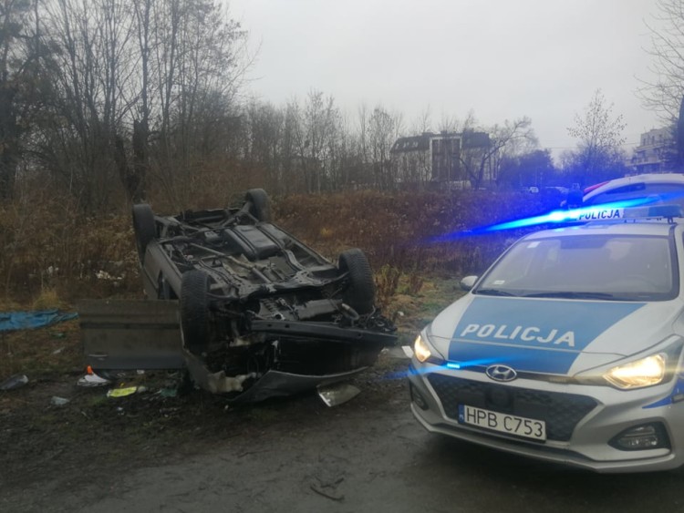 Wrocław: wypadek na Oporowie. Samochód na dachu. Policja szuka kierowcy porzuconego auta [ZDJĘCIA], mh