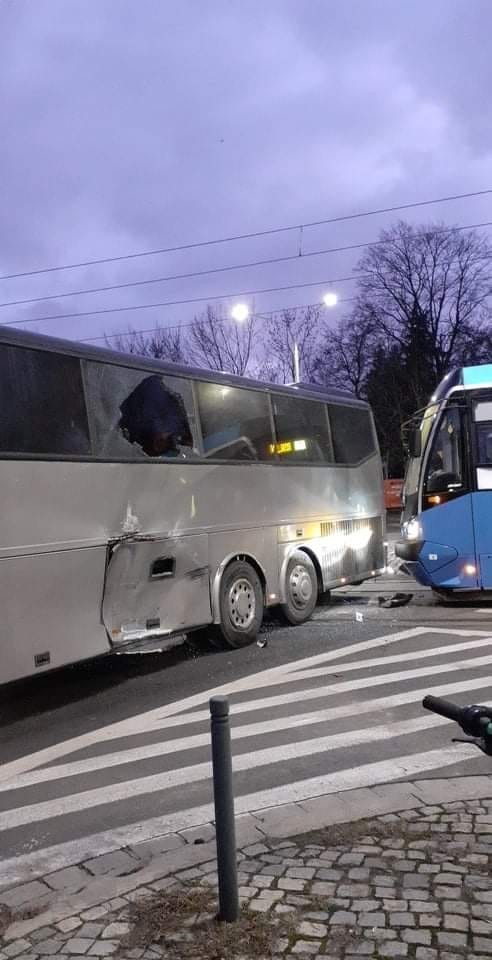 Wrocław: tramwaj zderzył się z autobusem. Ruch zablokowany! [ZDJĘCIA], Internautka