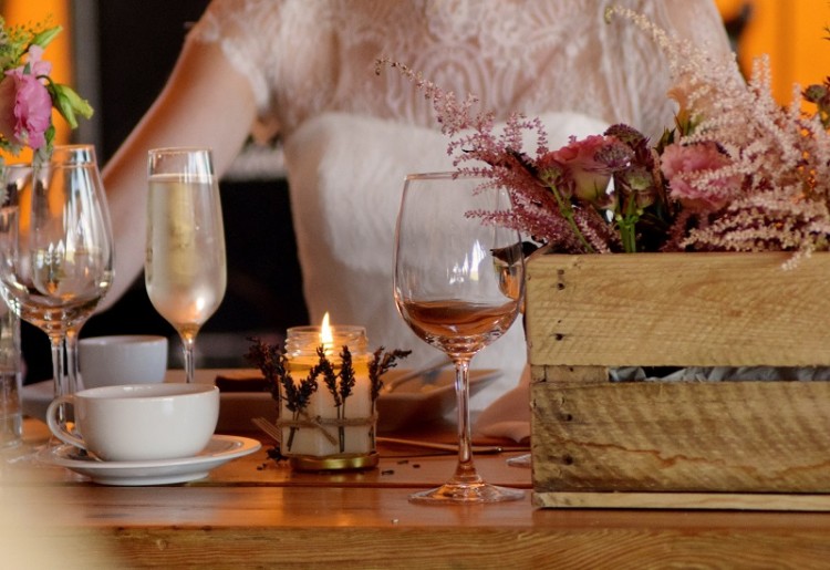 Świece jako dekoracje na stół weselny i nie tylko!, Envato.com