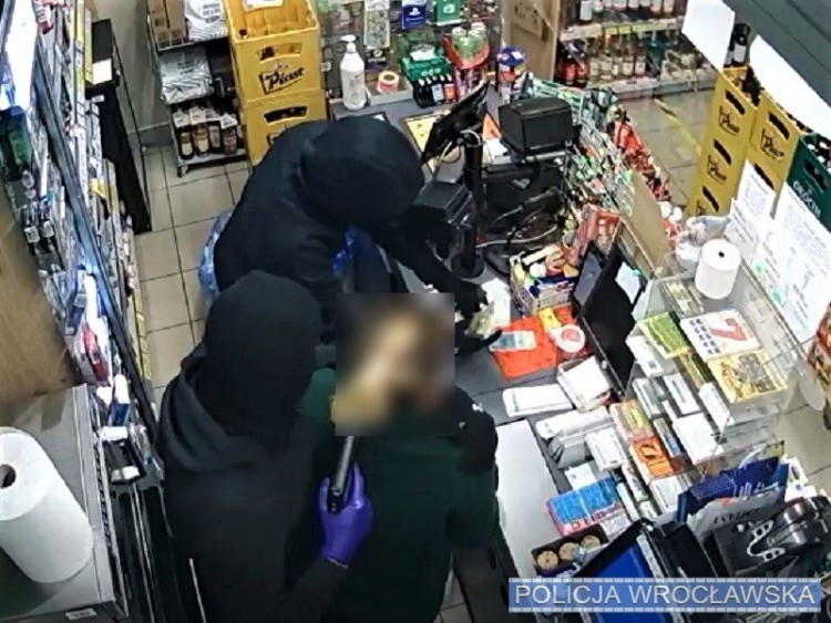 Wrocław: Gang z Leśnicy napadał z maczetą na sklepy. Zobacz film z napadu, KMP Wrocław