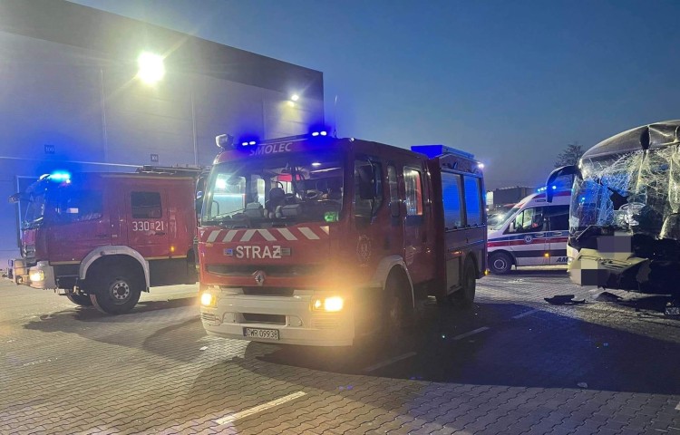 Wypadek autobusu pod Wrocławiem. Wiózł ludzi do pracy, OSP Smolec