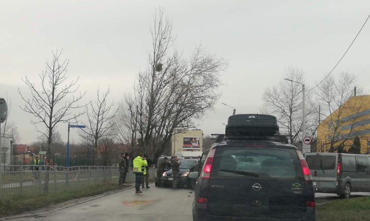 Wrocław: Wojskowy samochód zderzył się z dwoma autami. Duże korki [ZDJĘCIA], mgo