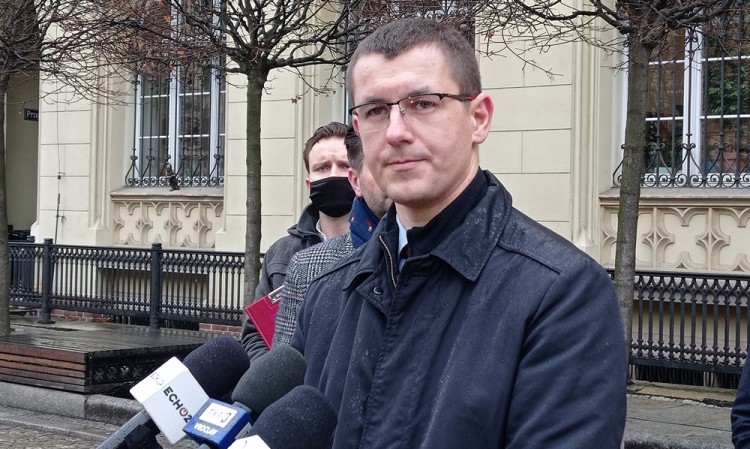 Dolnośląscy aptekarze proszą o ochronę przed antyszczepionkowcami, Bartosz Senderek