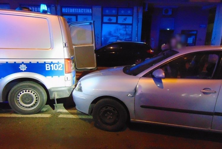 Wrocław: Ucieczka przed policją zakończyła się uderzeniem w radiowóz. Zobacz zdjęcia!, Policja wrocławska