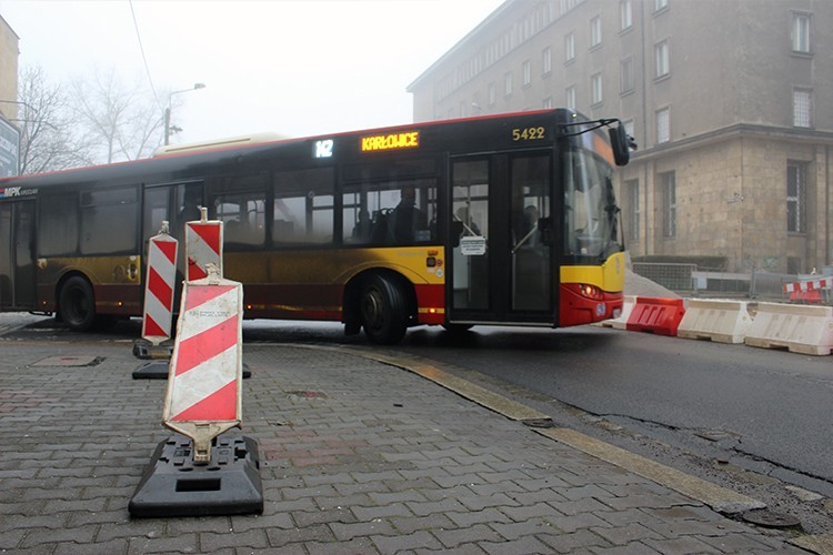 Wrocław: Źle zaparkowany samochód zablokował przejazd, Jakub Jurek/archiwum