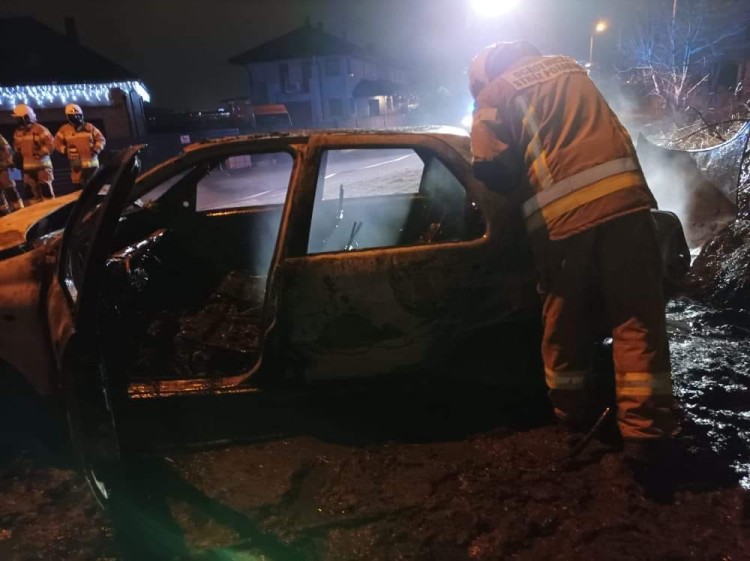 Nocny pożar samochodu. Zdjęcia z akcji strażaków, OSP Gniechowice