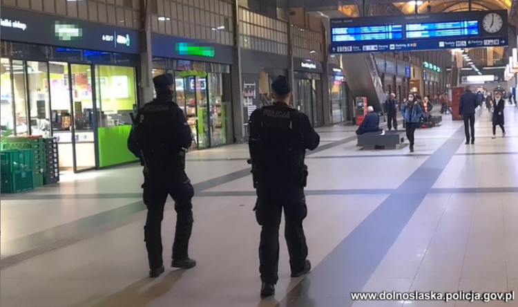 Wrocław: Afgańczycy ukryli się w naczepie. Chcieli się dostać do Niemiec, Dolnośląska policja