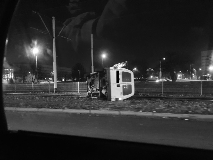 Wrocław: bus leży na boku na torowisku. Utrudnienia dla tramwajów [ZDJĘCIA], Kacper Szober