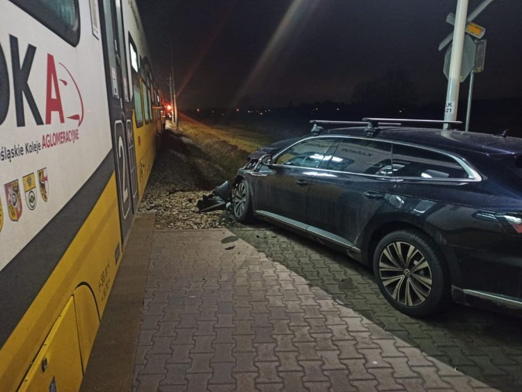 Wrocław: kierowca samochodu wjechał prosto pod pociąg [ZDJĘCIA], Czytelnik