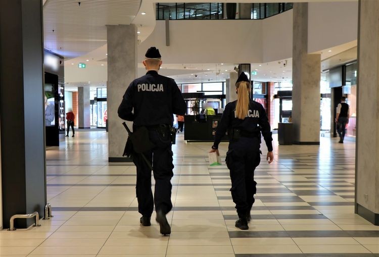 Wrocław: posypały się mandaty za brak maseczki. W weekend policja ukarała ponad 160 osób, Policja wrocławska