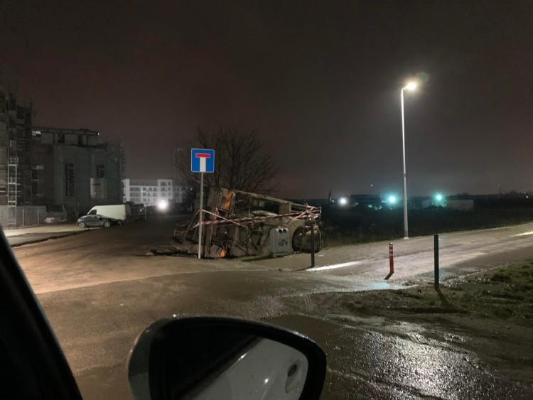 Wrocław: betoniarka w rowie na Jagodnie. Gdzie jest kierowca? [ZDJĘCIA], Czytelnik