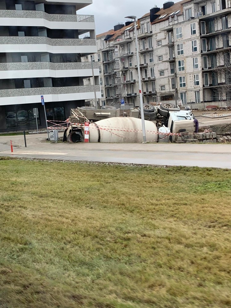 Wrocław: betoniarka w rowie na Jagodnie. Gdzie jest kierowca? [ZDJĘCIA], ad