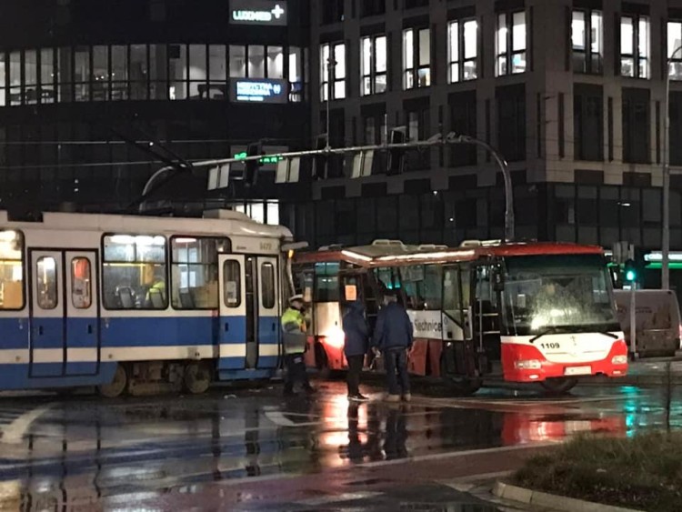Wrocław: Wypadek koło Wroclavii. Autobus zderzył się z tramwajem, Grupa Korespondenci MPK Wrocław