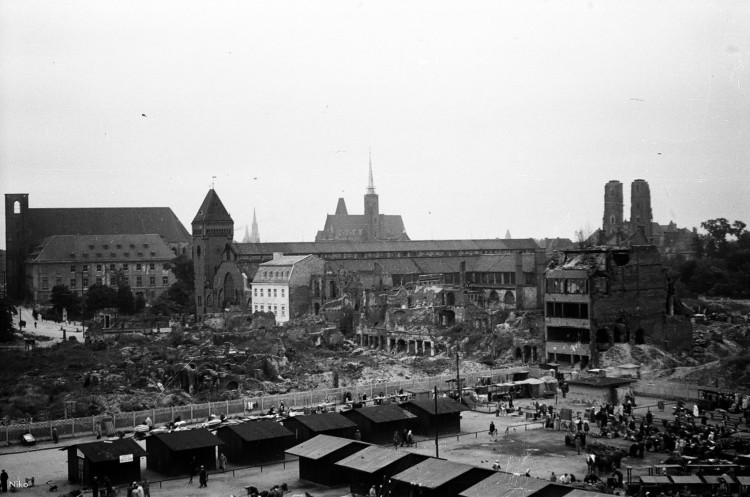 Plac Nowy Targ był jednym z największych wrocławskich bazarów. Zobacz stare zdjęcia, fotopolska.eu