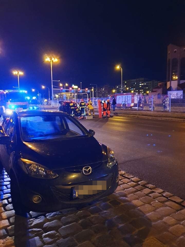 Wrocław: Poważny wypadek na ul. Na Ostatnim Groszu. Jedna osoba w stanie ciężkim [ZDJĘCIA, WIDEO], Peter Kowalski