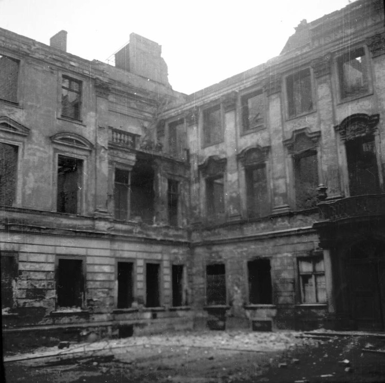 Pałac Królewski w ruinie. Tak wyglądał po 1945 roku i na przestrzeni lat. Zobaczcie zdjęcia, Muzem Miejskie Wrocławia