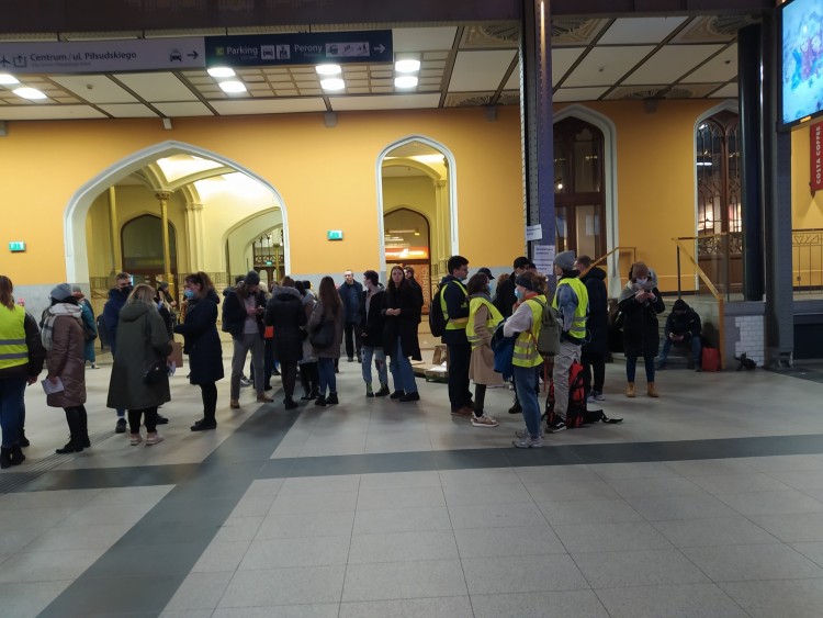 Wrocławianie dla uchodźców z Ukrainy. Czekają dworcu, przywożą dary, oferują bezpłatne usługi, Domi Nika