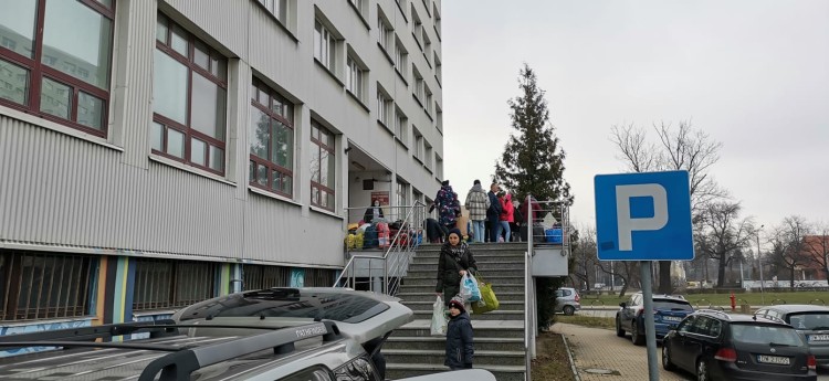 Wrocławianie dla uchodźców z Ukrainy. Czekają dworcu, przywożą dary, oferują bezpłatne usługi, Adam Minikowski