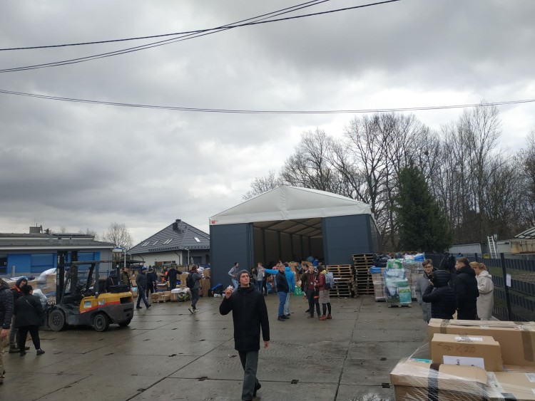 Wrocławianie dla uchodźców z Ukrainy. Czekają dworcu, przywożą dary, oferują bezpłatne usługi, is