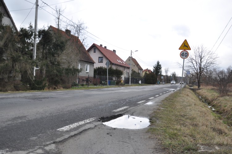 Wrocław: mieszkańcy czekają na zaplanowany remont ulicy już prawie 6 lat [ZDJĘCIA], mgo