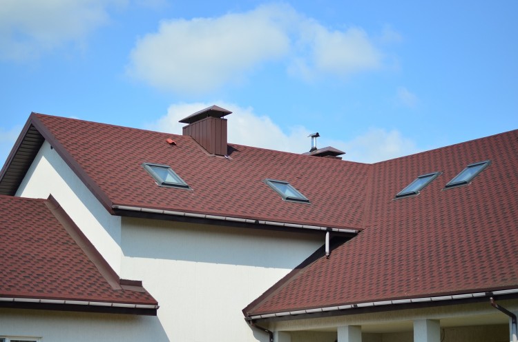 Czym charakteryzują się lekkie pokrycia dachowe? Dlaczego warto je wybrać?, 