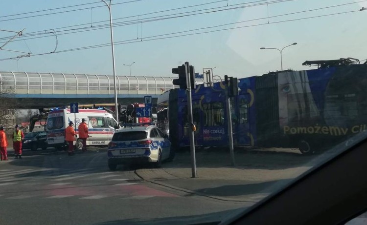Groźny wypadek tramwaju we Wrocławiu. Są ranni, 