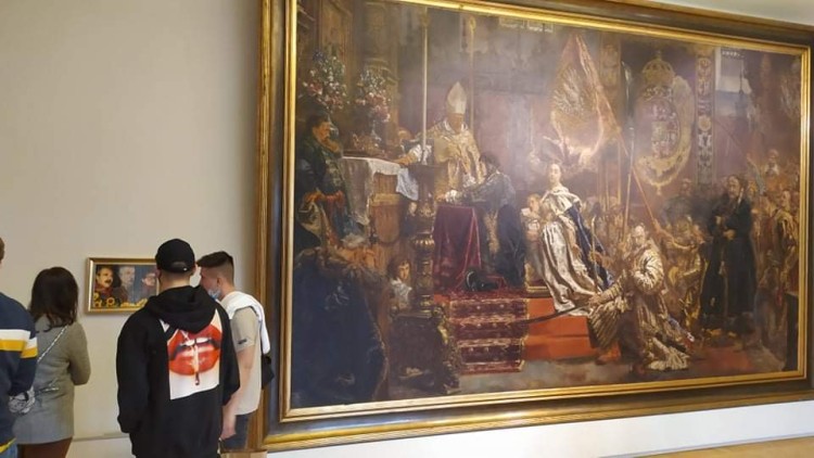 Youtuberzy zrobili kawał w Muzeum Narodowym. Powiesili własny obraz [ZDJĘCIA, WIDEO], mat. pras.