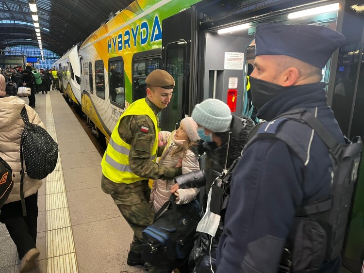 Na Dolny Śląsk wrócił z granicy kolejny pociąg humanitarny z obywatelami Ukrainy, UMWD